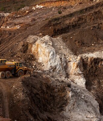 Nevada Lithium startet durch: Neuer Extraktions-Deal mit Koreas Hydro lässt Aktie explodieren a large truck driving down a dirt road