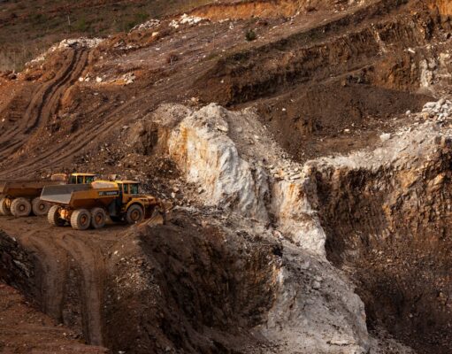 Nevada Lithium startet durch: Neuer Extraktions-Deal mit Koreas Hydro lässt Aktie explodieren a large truck driving down a dirt road