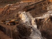 Rio Tinto stoppt Milliarden-Lithiumprojekt in Serbien – kommt das Jadar-Vorhaben nie? a large truck driving down a dirt road