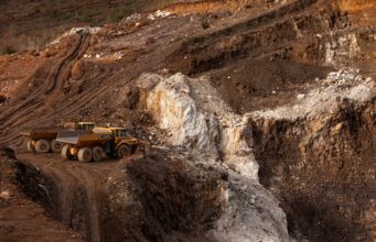 Rio Tinto stoppt Milliarden-Lithiumprojekt in Serbien – kommt das Jadar-Vorhaben nie? a large truck driving down a dirt road