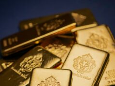 Gold rast auf 4900$ – Nächster Rekord! A pile of gold bars sitting on top of a table