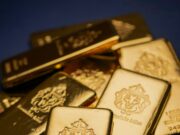 Gold & Silber explodieren: Fed-Chaos treibt Rekorde! A pile of gold bars sitting on top of a table