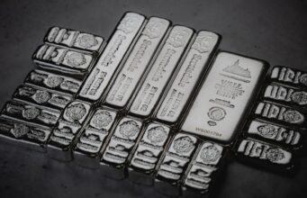 Silber: COMEX-Enge explodiert jetzt! a pile of silver bars sitting on top of a table