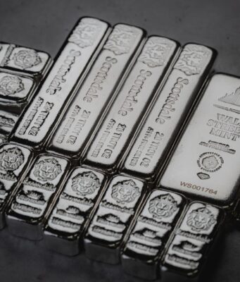 Silber: COMEX-Enge explodiert jetzt! a pile of silver bars sitting on top of a table
