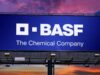 BASF-Aktie: Nach starkem Kursanstieg noch einsteigen? Billboard with the BASF logo and the tagline 'The Chemical Company' against a sunset sky.