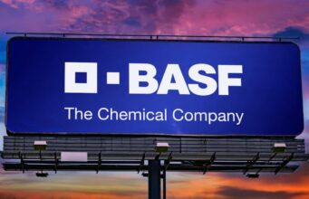 BASF-Aktie: Nach starkem Kursanstieg noch einsteigen? Billboard with the BASF logo and the tagline 'The Chemical Company' against a sunset sky.