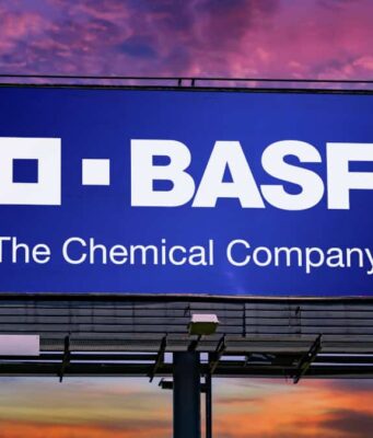 BASF-Aktie: Nach starkem Kursanstieg noch einsteigen? Billboard with the BASF logo and the tagline 'The Chemical Company' against a sunset sky.