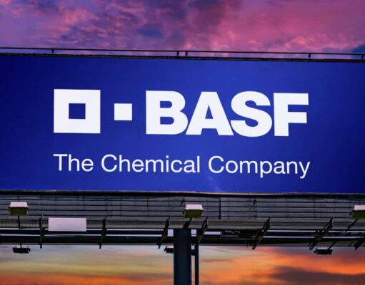 BASF-Aktie: Nach starkem Kursanstieg noch einsteigen? Billboard with the BASF logo and the tagline 'The Chemical Company' against a sunset sky.