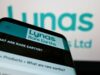 Lynas Rare Earths-Aktie +8%: Feiert sie jetzt ihr Comeback? Close-up of a smartphone displaying the Lynas Rare Earths website with the Lynas sign blurred in the background.