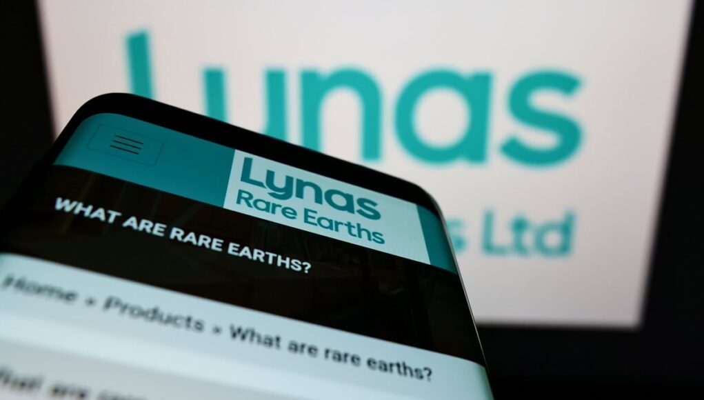 Lynas-Rare-Earths-Aktie-8-Feiert-sie-jetzt-ihr-Comeback.jpeg Close-up of a smartphone displaying the Lynas Rare Earths website with the Lynas sign blurred in the background.