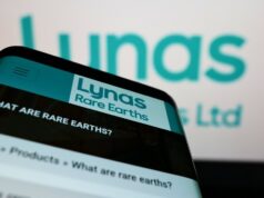 Lynas Rare Earths-Aktie +8%: Feiert sie jetzt ihr Comeback? Close-up of a smartphone displaying the Lynas Rare Earths website with the Lynas sign blurred in the background.