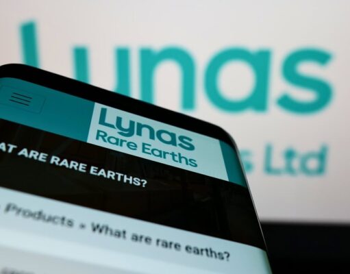 Lynas Rare Earths-Aktie +8%: Feiert sie jetzt ihr Comeback? Close-up of a smartphone displaying the Lynas Rare Earths website with the Lynas sign blurred in the background.