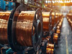 Rio Tinto-Aktie -22%: Genug der Verluste? Copper wire spools on an assembly line in a manufacturing plant in a factory setting.