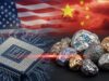 USA Rare Earth-Aktie: Extrem volatil, jetzt ein Kauf? Composite image of the US and China flags with a microprocessor and metallic ore rocks, symbolizing tech and resource rivalry.