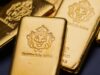 Gold: Warum China kauft, während der Westen verkauft A pile of gold bars sitting on top of a table