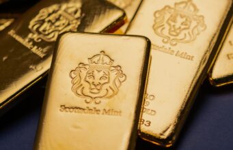 Gold: Warum China kauft, während der Westen verkauft A pile of gold bars sitting on top of a table
