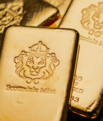 Gold: Warum China kauft, während der Westen verkauft A pile of gold bars sitting on top of a table