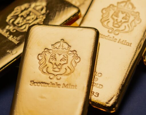 Gold: Warum China kauft, während der Westen verkauft A pile of gold bars sitting on top of a table