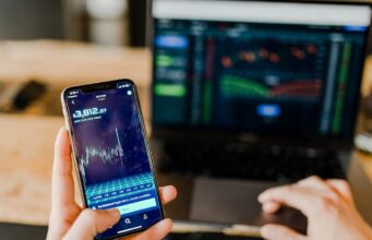 US-Notenbank: Was kommt nach der Zinspause wirklich? person using phone and laptop computer