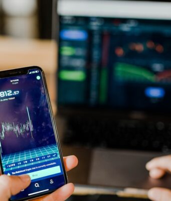 US-Notenbank: Was kommt nach der Zinspause wirklich? person using phone and laptop computer