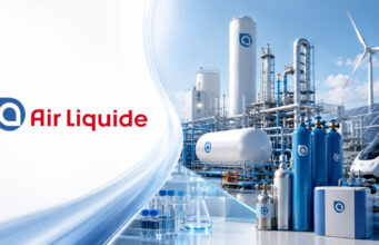 Air Liquide-Aktie: Um 165 € wieder kaufen? Air Liquide logo on the left with a blue-and-white industrial gas plant featuring tanks, pipes, and a wind turbine in the background.