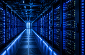 Infineon-Aktie: KI treibt Umsatz auf neues Allzeithoch Long row of server racks in a blue-lit data center, NVIDIA branding visible on the equipment.