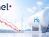 Nel ASA Aktie mit -94% – Ist der Boden endlich erreicht? NEL logo over a green/blue sky with a large H2 storage tank and renewable energy background (solar panels and wind turbines). The image conveys hydrogen energy infrastructure.