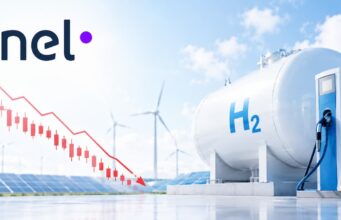 Nel ASA Aktie mit -94% – Ist der Boden endlich erreicht? NEL logo over a green/blue sky with a large H2 storage tank and renewable energy background (solar panels and wind turbines). The image conveys hydrogen energy infrastructure.