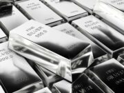 Silber nach starker Rally unter Druck – werden höhere Zinsen zum Problem? Stack of silver bullion bars stamped 'FINE SILVER 999.9' in a reflective pile