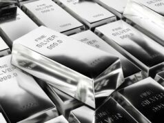 Silber nach starker Rally unter Druck – werden höhere Zinsen zum Problem? Stack of silver bullion bars stamped 'FINE SILVER 999.9' in a reflective pile