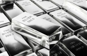 Silber nach starker Rally unter Druck – werden höhere Zinsen zum Problem? Stack of silver bullion bars stamped 'FINE SILVER 999.9' in a reflective pile