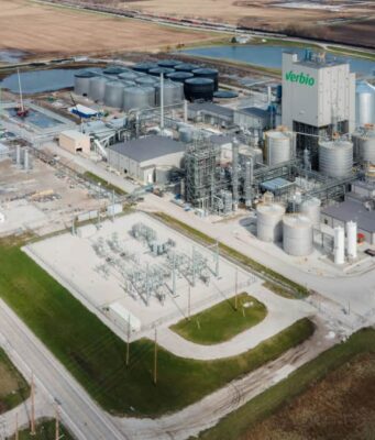 Verbio-Aktie: Ertragsprognose getoppt – was kommt jetzt? A Verbio biorefinery with numerous storage tanks and processing towers in a rural industrial site surrounded by fields.