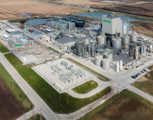 Verbio-Aktie: Ertragsprognose getoppt – was kommt jetzt? A Verbio biorefinery with numerous storage tanks and processing towers in a rural industrial site surrounded by fields.