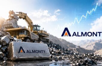 Almonty-Aktie: Droht jetzt die nächste Korrektur? Almonty logo on a rocky mining site with a large excavator and piles of ore under a blue sky