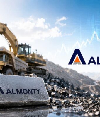 Almonty-Aktie: Droht jetzt die nächste Korrektur? Almonty logo on a rocky mining site with a large excavator and piles of ore under a blue sky