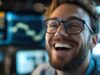 Energy Transfer-Aktie +30% und Dividende: Unser Top-Tipp entwickelt sich prächtig Close-up of a smiling man with a beard and black-rimmed glasses in a high-tech workspace.