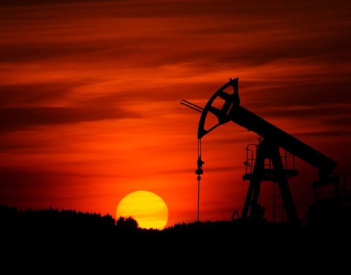 Obsidian Energy: Erdöl-Aktie mit Kurspotenzial Silhouette of an oil pumpjack against a red-orange sunset horizon.