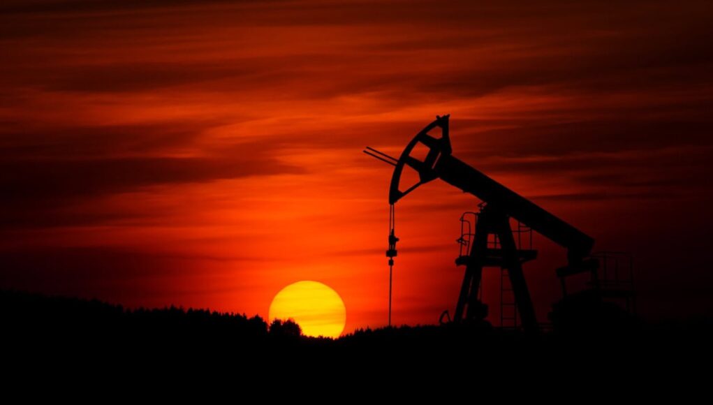 Oel-WTI-ueber-100-US-Der-Preis-der-Geopolitik.jpeg Silhouette of an oil pumpjack against a red-orange sunset.