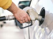 Diesel: Rekordpreise jetzt sofort vergleichen und Geld sparen a man pumping gas into his car at a gas station