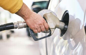 Diesel: Rekordpreise jetzt sofort vergleichen und Geld sparen a man pumping gas into his car at a gas station