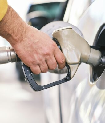 Spritpreise: Reiche blockt SPD-Entlastung für Millionen Fahrer a man pumping gas into his car at a gas station