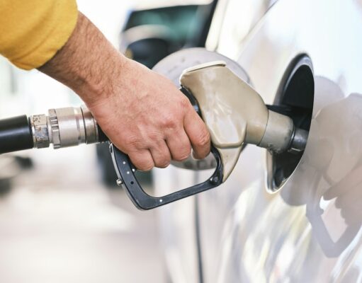 Spritpreise: Reiche blockt SPD-Entlastung für Millionen Fahrer a man pumping gas into his car at a gas station