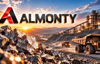 Almonty-Aktie nach Kursrutsch – diese News machen Hoffnung Almonty logo above a mining site with large rocks, heavy dump trucks, and an industrial plant at sunset.