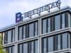 Brenntag-Aktie: Ist sie eine zweite Evonik? Modern glass office building with a blue-purple 'BRENNITAG' sign on the roof.