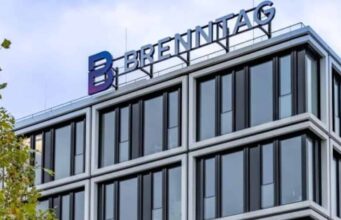 Brenntag-Aktie: Ist sie eine zweite Evonik? Modern glass office building with a blue-purple 'BRENNITAG' sign on the roof.