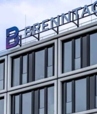 Brenntag-Aktie: Ist sie eine zweite Evonik? Modern glass office building with a blue-purple 'BRENNITAG' sign on the roof.