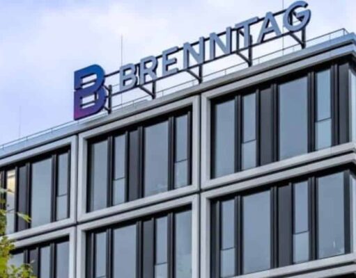 Brenntag-Aktie: Ist sie eine zweite Evonik? Modern glass office building with a blue-purple 'BRENNITAG' sign on the roof.