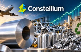 Constellium: Diese Aluminium-Aktie ist jetzt ein Top-Pick Constellium branding over an industrial aluminum recycling scene: large metal coil, skeletal car frame, stacked cans, and a recycling symbol in the foreground and factory backdrop.