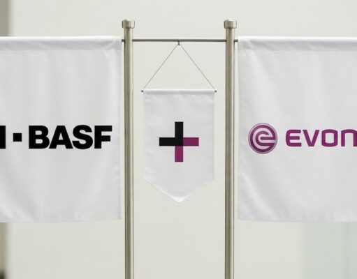 Evonik-Aktie: Kommt jetzt doch eine schnelle Übernahme? Three white banners on a metal stand showing BASE on the left, a central banner with a black plus and purple vertical bar, and the EVONIK logo on the right.