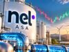Nel ASA Aktie mit +6% – neuer Trend gestartet? Nel ASA hydrogen production plant with H2 tanks and blue piping; wind turbines in the distance and an upward stock chart overlay.